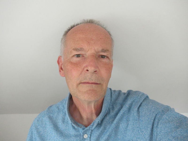 Golwg dychanol a damniol ar fyd addysg uwch gan gyn-Lyfrgellydd Cenedlaethol Cymru